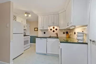 4 Village Green Dr #4, North Andover, MA 01845 - Photo 8