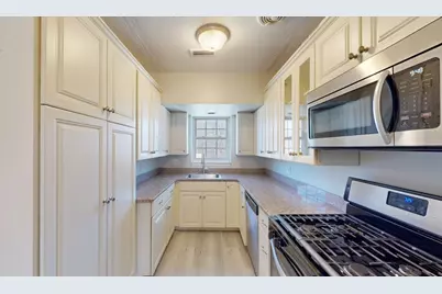 137 Lake Shore Rd #4, Boston, MA 02135 - Photo 4
