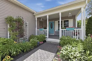 47 Hyde Park Cir, Uxbridge, MA 01569 - Photo 2