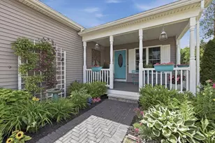 47 Hyde Park Cir, Uxbridge, MA 01569 - Photo 2