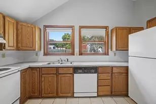 16 Berger St, Chicopee, MA 01020 - Photo 6