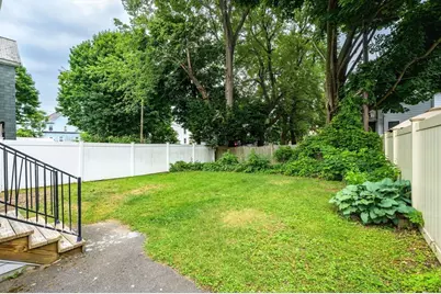 15 Myrtle Ave, Holyoke, MA 01040 - Photo 36