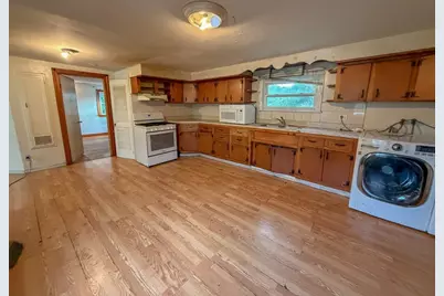 32 Oliver St, Lowell, MA 01854 - Photo 2