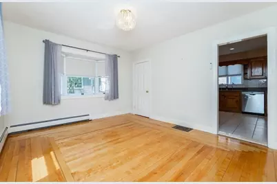 33 Brookings St, Medford, MA 02155 - Photo 4