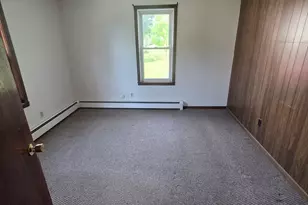 24 Quartus St, Chicopee, MA 01013 - Photo 4