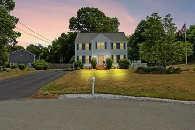 112 Village Gate Dr, Bridgewater, MA 02324 - Photo 2