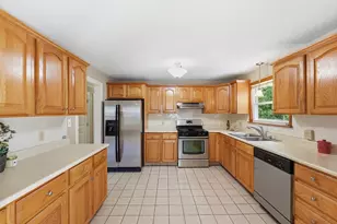 20 Sherwood Ave, West Springfield, MA 01089 - Photo 6