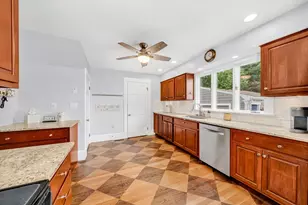 10 Essex St, Amesbury, MA 01913 - Photo 6
