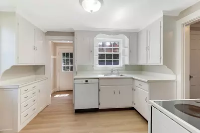 26 Garden St, Melrose, MA 02176 - Photo 8