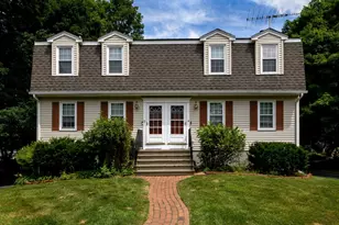 4 Crestwood Dr, Northborough, MA 01532 - Photo 2