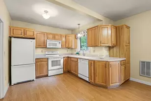 137 Sumner St, North Attleboro, MA 02760 - Photo 2