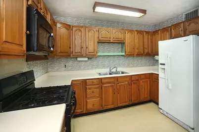 33 Johnson St, Newburyport, MA 01950 - Photo 4