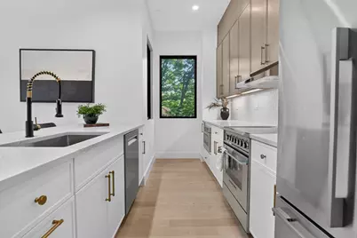 13 Clyde St #E, Somerville, MA 02145 - Photo 8