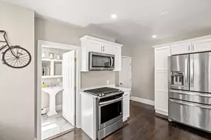 27 Meadowcroft St, Lowell, MA 01852 - Photo 18