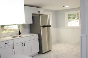 16 N Hood St, Springfield, MA 01109 - Photo 4