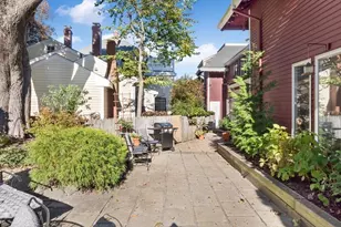 4 Coffin Ct, Newburyport, MA 01950 - Photo 2
