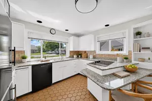 13 Northfield Ln, Dartmouth, MA 02747 - Photo 2