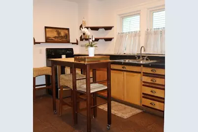 14 Castle St, Springfield, MA 01118 - Photo 6