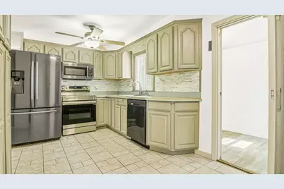128 W Canton Cir, Springfield, MA 01104 - Photo 6