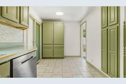 128 W Canton Cir, Springfield, MA 01104 - Photo 8