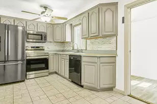 128 W Canton Cir, Springfield, MA 01104 - Photo 10
