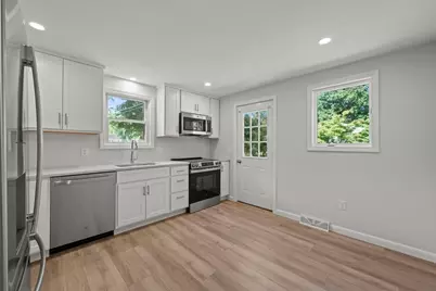 543 Cross St, Bridgewater, MA 02324 - Photo 4