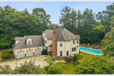 105 Lounsbury Dr, Raynham, MA 02767 - Photo 2