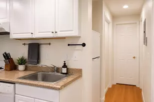 28 Phillips St, Boston, MA 02114 - Photo 6