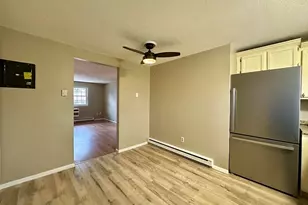 7 Maple Crest Cir, Holyoke, MA 01040 - Photo 4