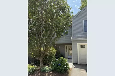 401 Ridgefield Cir #401D, Clinton, MA 01510 - Photo 2