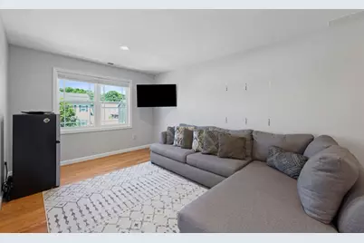 51 Elaine Cir, Springfield, MA 01109 - Photo 6
