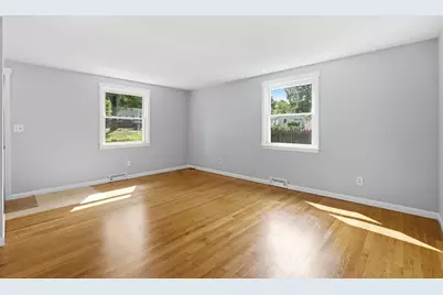 300 Newhouse St, Springfield, MA 01118 - Photo 6
