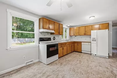 300 Newhouse St, Springfield, MA 01118 - Photo 8