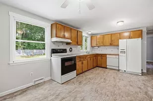 300 Newhouse St, Springfield, MA 01118 - Photo 8