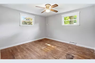 300 Newhouse St, Springfield, MA 01118 - Photo 12