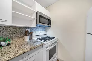9 Hawthorne Pl, Boston, MA 02114 - Photo 18