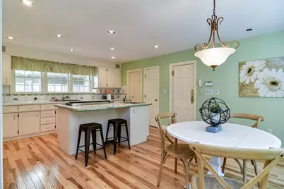 9 Buttercup Ln, Dover, MA 02030 - Photo 4