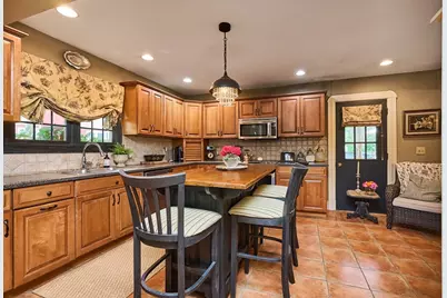 27 Prospect St, Easthampton, MA 01027 - Photo 2
