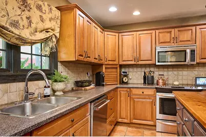 27 Prospect St, Easthampton, MA 01027 - Photo 4