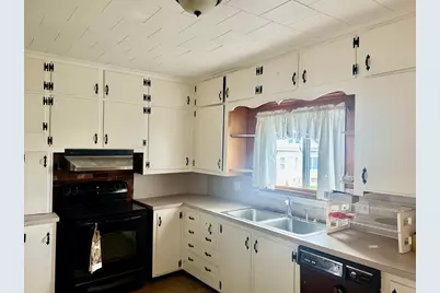 556 Brayton Ave, Somerset, MA 02726 - Photo 2