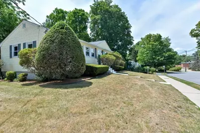 4 Edgemont Ave, Reading, MA 01867 - Photo 2
