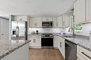 34 Surrey Dr, Plymouth, MA 02360 - Photo 2