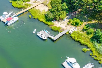 199 Edgewater Dr W, Falmouth, MA 02536 - Photo 2
