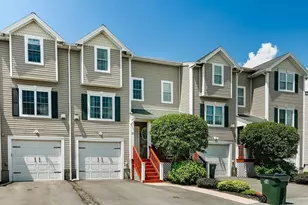 40 Winchester Ln, Fall River, MA 02721 - Photo 2