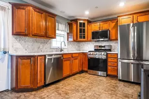 40 Winchester Ln, Fall River, MA 02721 - Photo 2