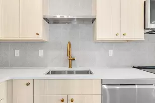 34 Oak St, Boston, MA 02136 - Photo 6