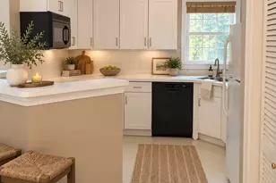 105 Bradford Commons Ln, Braintree, MA 02184 - Photo 2