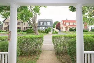 24 Oak St, Marblehead, MA 01945 - Photo 14