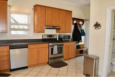 13 Howe St, Somerville, MA 02145 - Photo 4