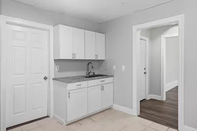 293 Clemente St #2L, Holyoke, MA 01040 - Photo 4